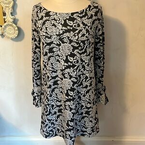 Loft Shift Gray & Cream floral Dress w/long Bell sleeves & tie detail Size Small